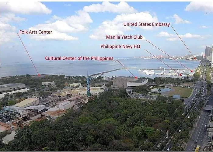 Deluxe End Unit Overlooking Bay 4* 마닐라